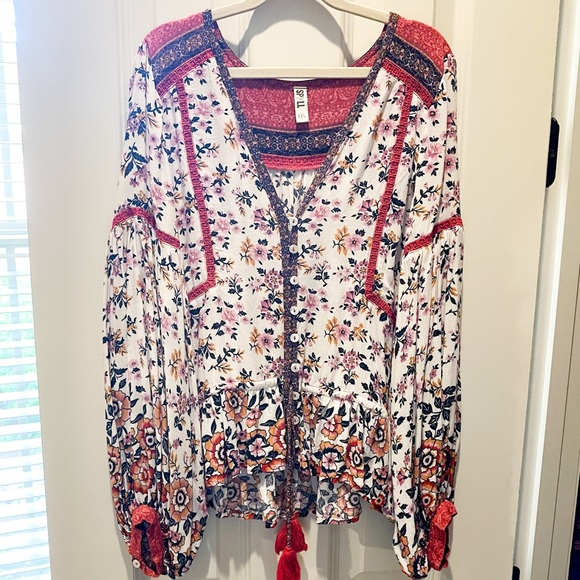 Elle Blouse - Picture 2 of 4